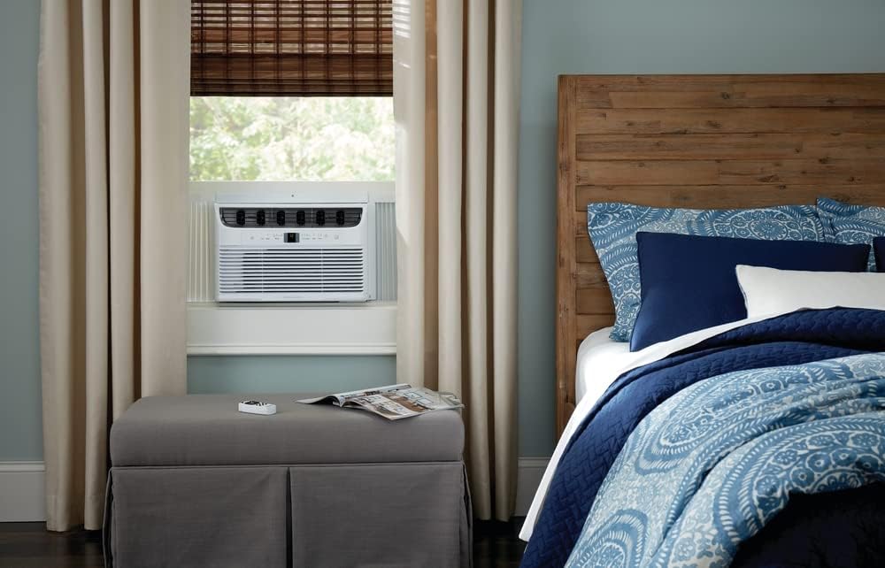 5000-watt window air conditioner, with a cooling area of 250 square feet, operates quietly, has easy and convenient temperature adjustment, 2 fan speeds, automatic restart function, and a white appearance