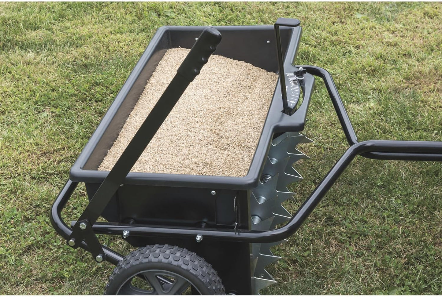 100-pound traction type seeder/seeder/sprayer, black version